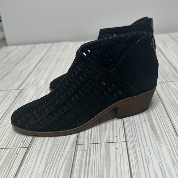 Vince Camuto Black Shoes Perforated Upper Leather Zip Ankle Booties Suede Size 6 - Picture 4 of 11